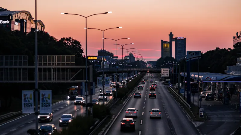 Saobraćaj na autoputu kroz Beograd, u pozadini kula Zapadna kapija